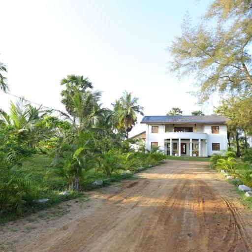 Отель Kayjay Palms Passikudah Экстерьер фото